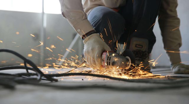 Vuokratyöntekijä rakennustyömaalla hommissa